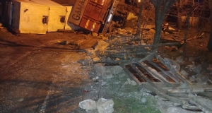 DUMAN KÖYÜNDE YAVRU BALIK TAŞIYAN TANKER DEVRİLDİ