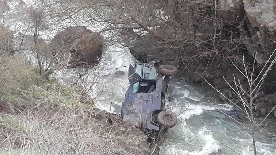 PÖH Aracı Çağlayan Deresine Yuvarlandı 6 polis yaralandı