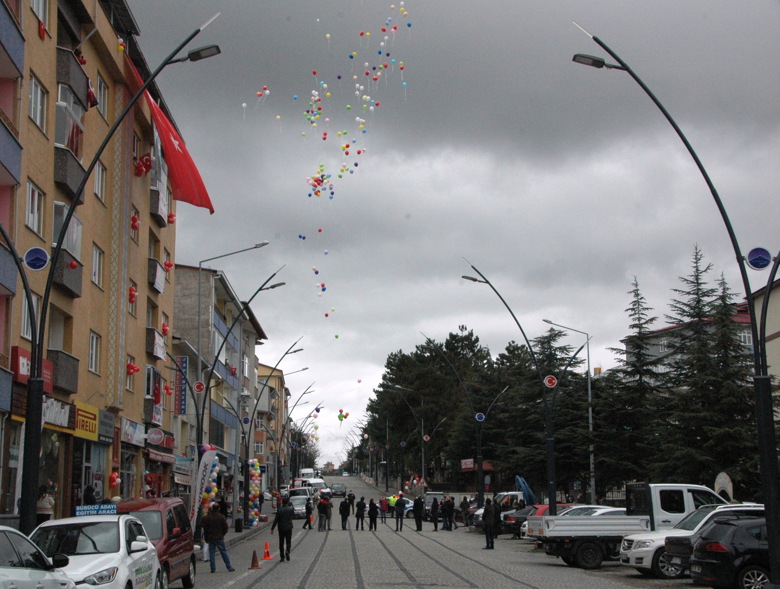 23 Nisanın 100. yılı balkonlarda ve evlerde kutlandı