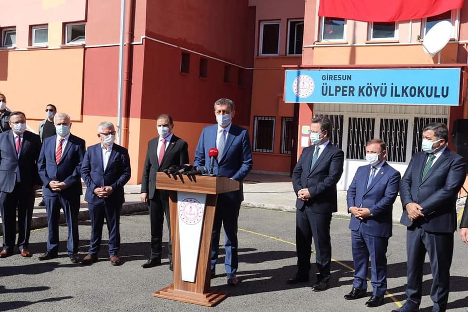Bakan Selçuk Giresunda Tablet Dağıttı