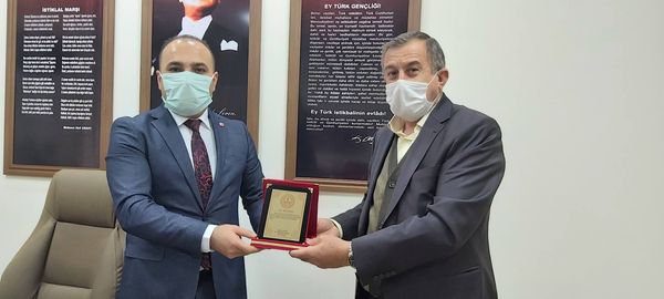 İş Adamı Hasan Karaca ya Plaket Takdim Edildi