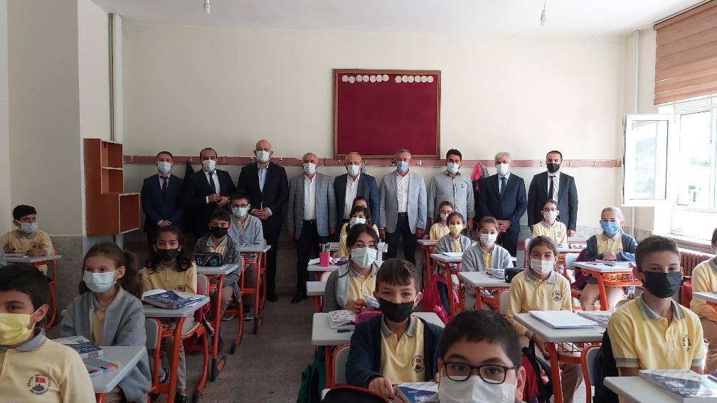 Şebinkarahisar Yardımlaşma Derneği Tarafından Öğrencilere Kitap Bağışı Yapıldı