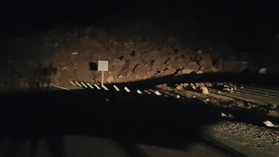 Niksar Reşadiye yolu heyelan nedeniyle ulaşıma  kapalı