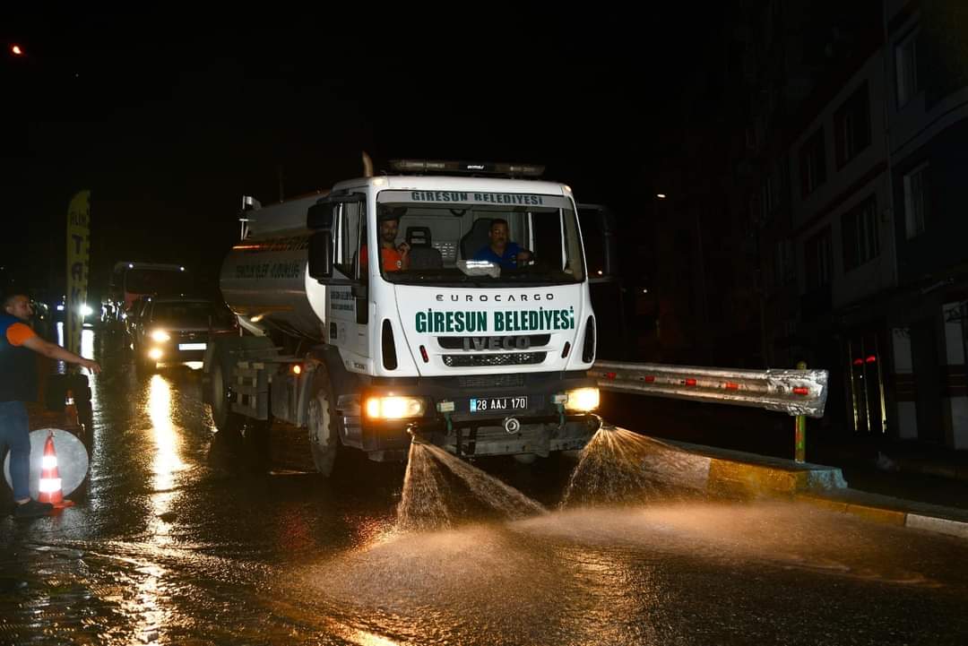 GİRESUN BELEDİYESİNDEN GECE TEMİZLİK OPERASYONU