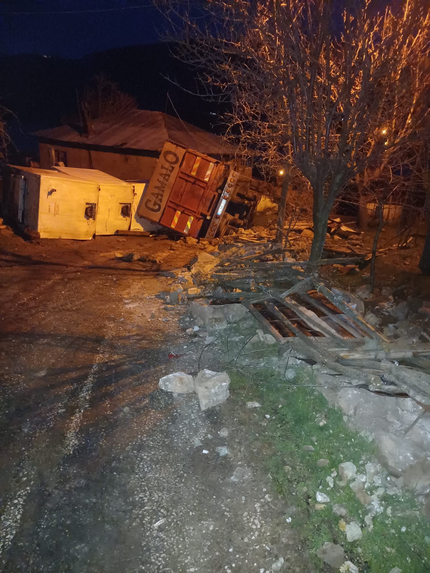 DUMAN KÖYÜNDE YAVRU BALIK TAŞIYAN TANKER DEVRİLDİ